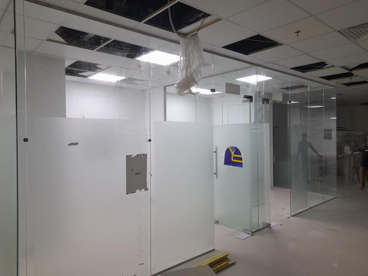THU MUA THANH LÝ VÁCH KÍNH, VÁCH NGĂN VĂN PHÒNG GIÁ CAO